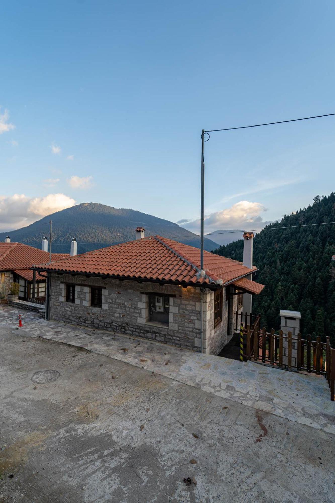 Villa Korfes-Κορφές Τριώροφη Βίλα Για Οικογένειες Και Παρέες Karpenísion Екстериор снимка