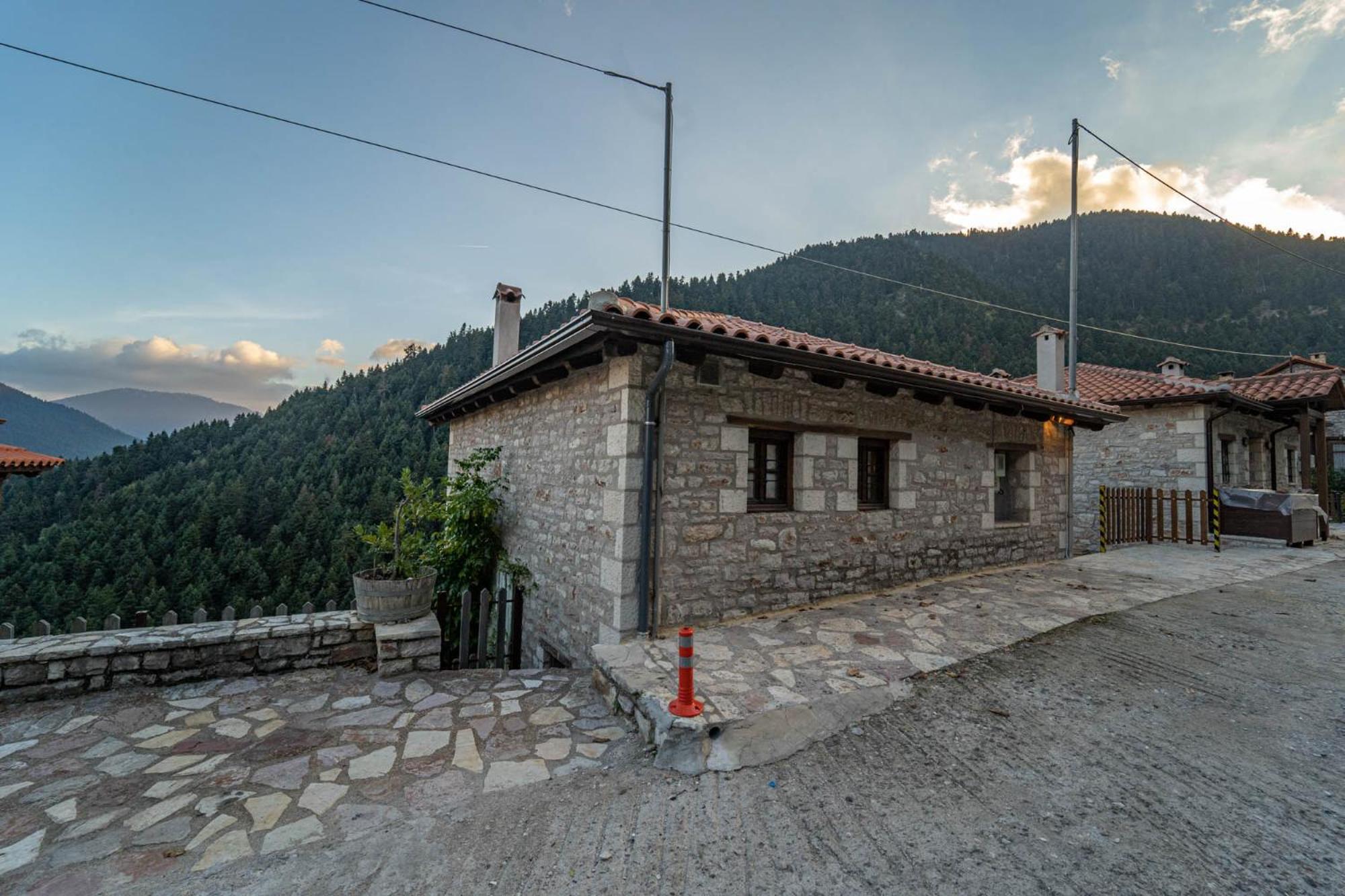 Villa Korfes-Κορφές Τριώροφη Βίλα Για Οικογένειες Και Παρέες Karpenísion Екстериор снимка