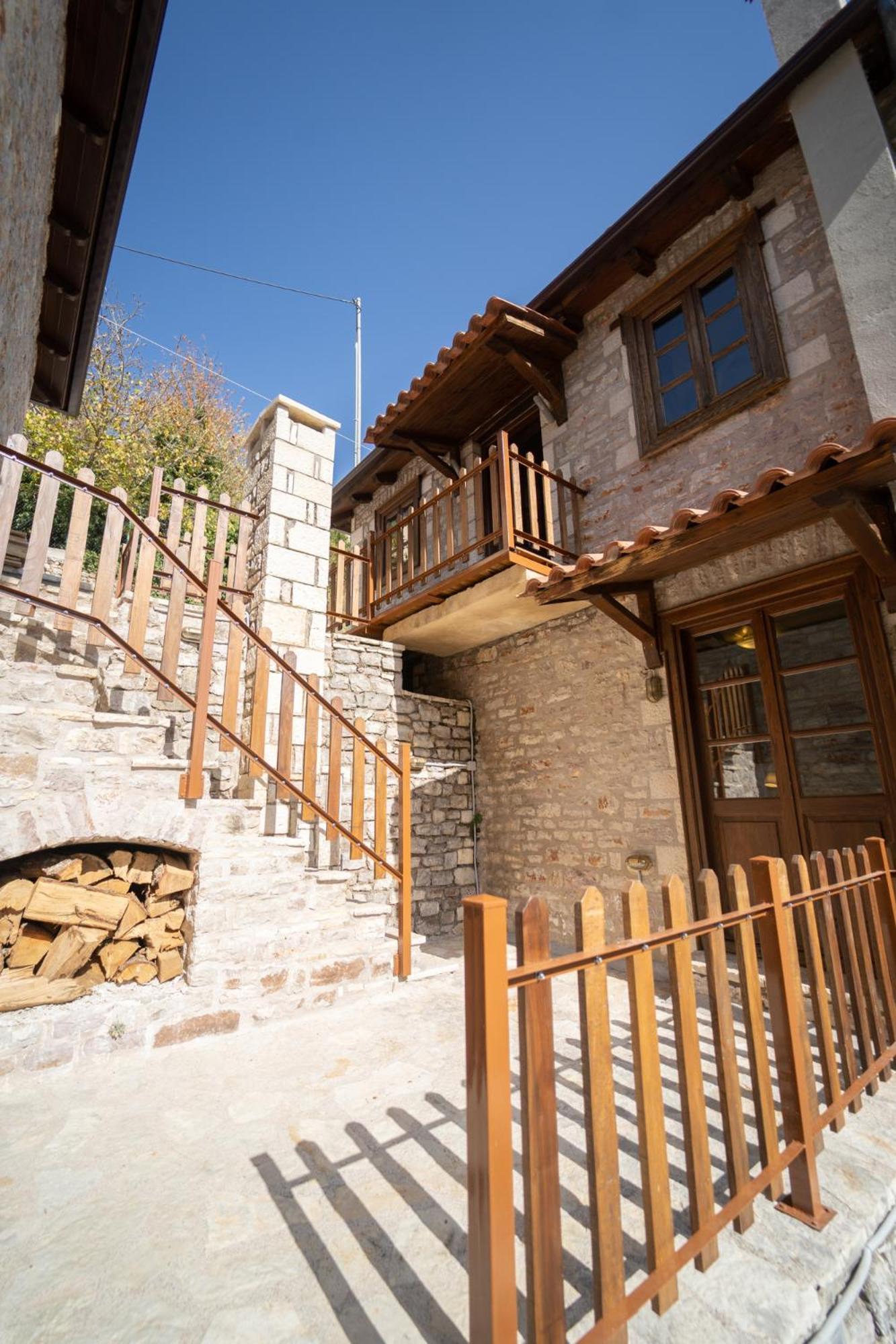 Villa Korfes-Κορφές Τριώροφη Βίλα Για Οικογένειες Και Παρέες Karpenísion Екстериор снимка
